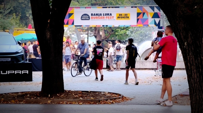 ŠETNJA KROZ PRVI "BURGER FEST" U GRADU NA VRBASU